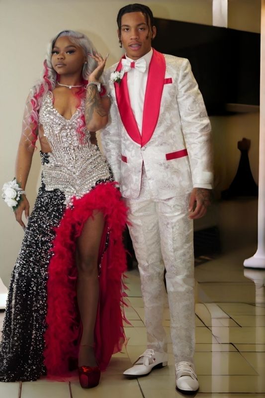 Stylish White Jacquard Two Pieces Prom Suits With Red Stain Lapel