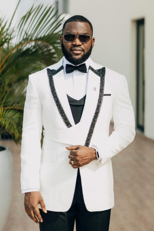 Gentle White Three Pieces Wedding Suits With Beading Lapel