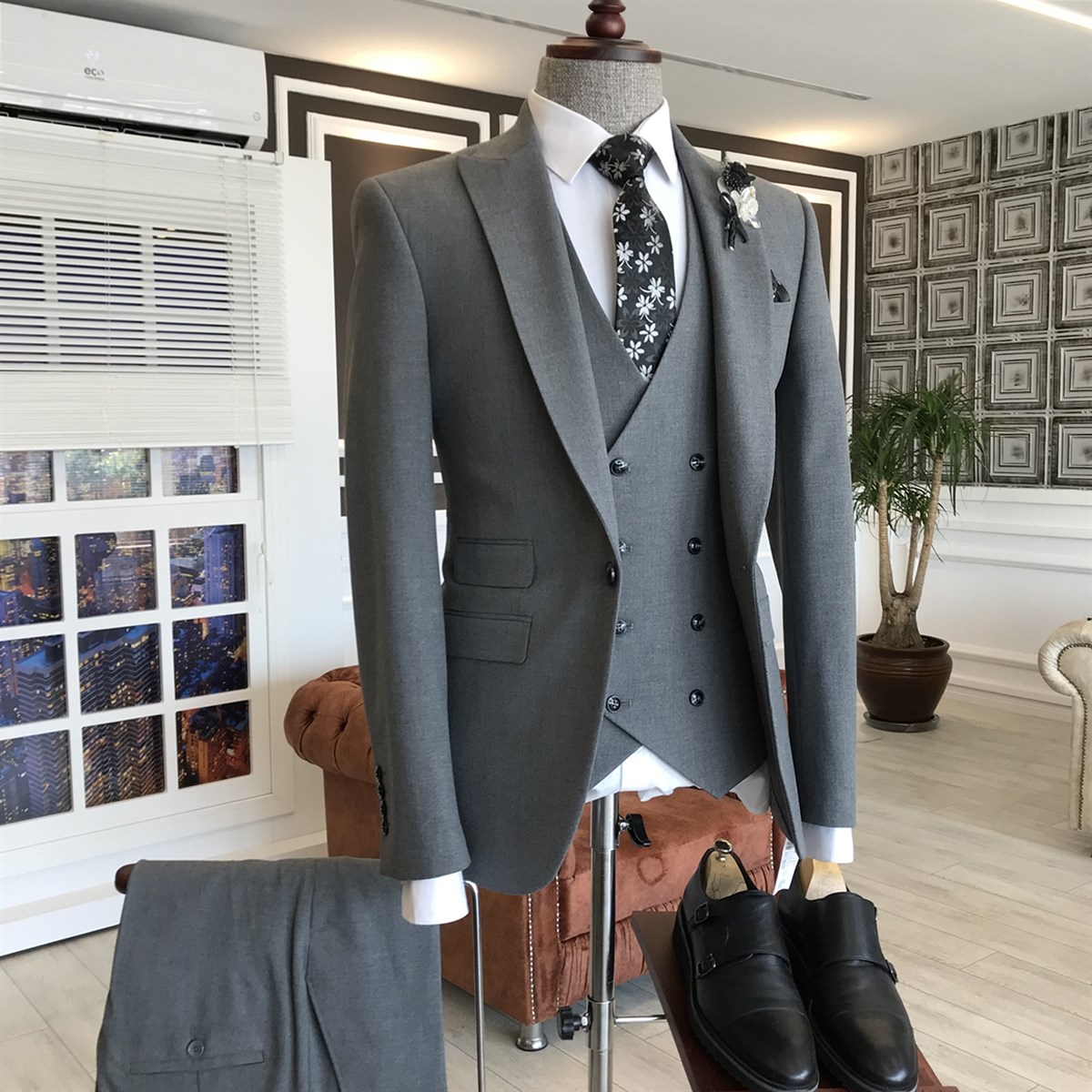 Lambert Formal Dark Grey Three-Piece Point Lapel One-Button Business Suit