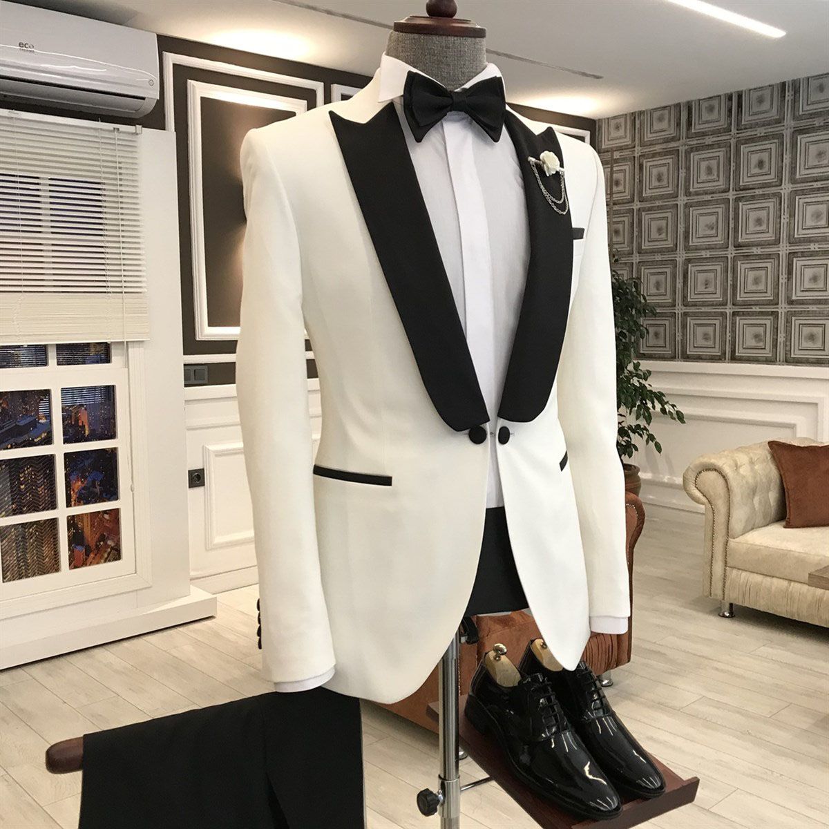 Jason Simple White with Black Pointed Lapel One-Button Slim Fit Prom Suit