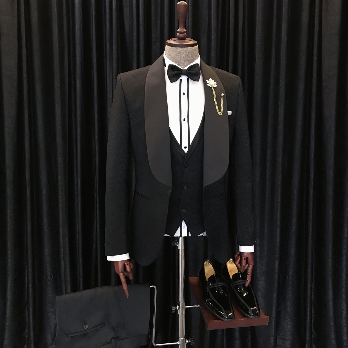Alfred Chic Black Three-Piece Shawl Lapel Wedding Suit