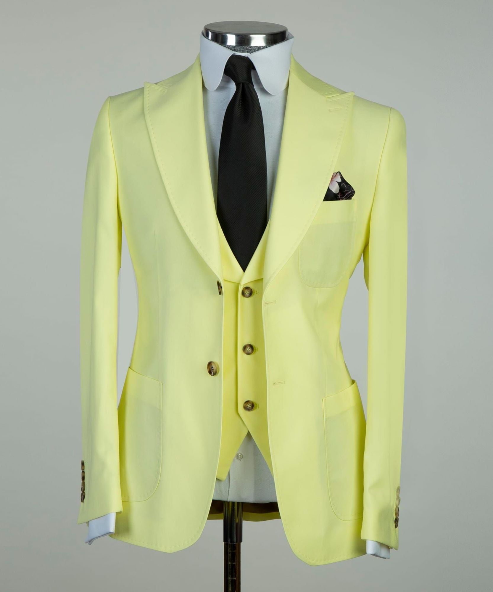 Light Yellow Pointed Collar Three Piece Men Business Suit